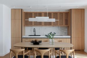Bucătărie modernă cu mobilier premium din lemn la comandă