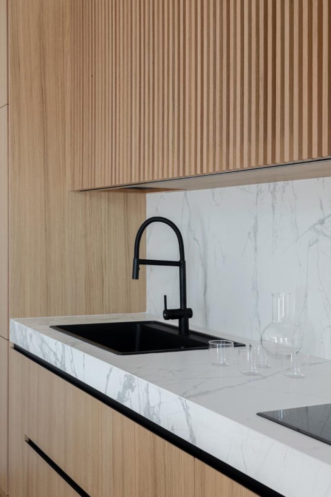 Bucătărie Modernă Cu Mobilier Premium Din Lemn La Comandă