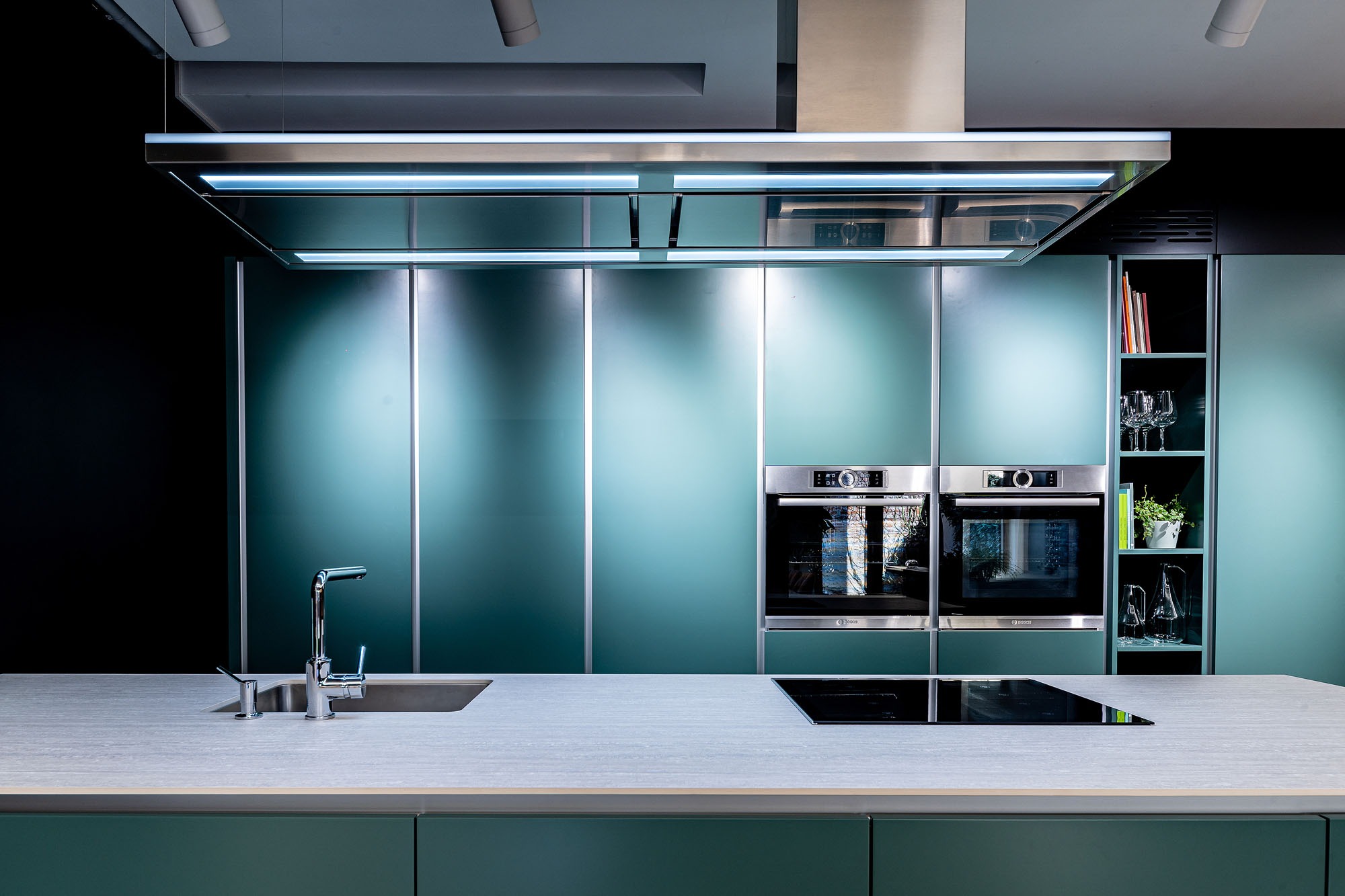 Bucătărie modernă de lux cu coloane și corp deschis – lichidare de stoc showroom