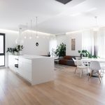 Bucătărie minimalistă albă cu insulă multifuncțională și spații de depozitare smart