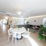 arhitect Bucătărie minimalistă albă cu insulă multifuncțională și spații de depozitare smart