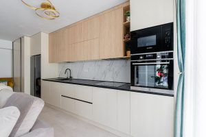 Bucătărie personalizată Fronte cu fronturi bej în stil Japandi, design simplu și modern, open space, perfectă pentru interioare cu atmosferă calmă și naturală