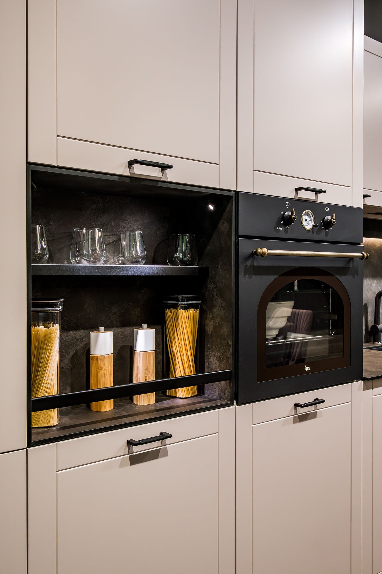 Bucătărie clasică de lux, la lichidare de stoc, cu reducere specială și preț avantajos