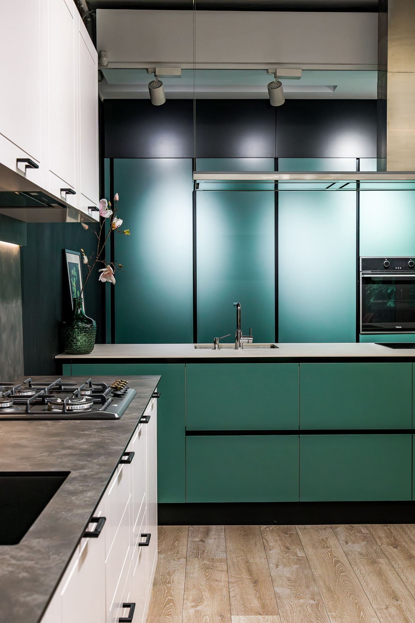 Bucătărie modernă de lux cu coloane și corp deschis – lichidare de stoc showroom