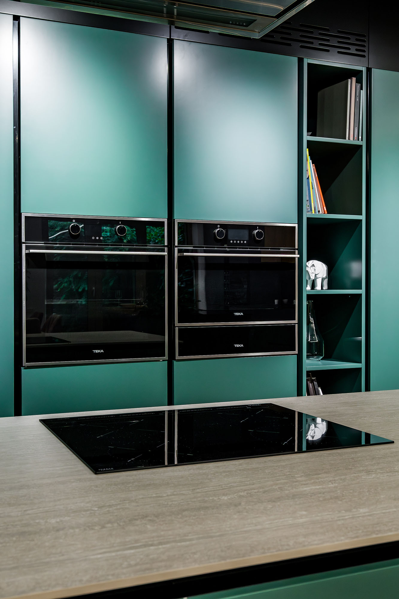 Bucătărie modernă de lux cu coloane și corp deschis – lichidare de stoc showroom