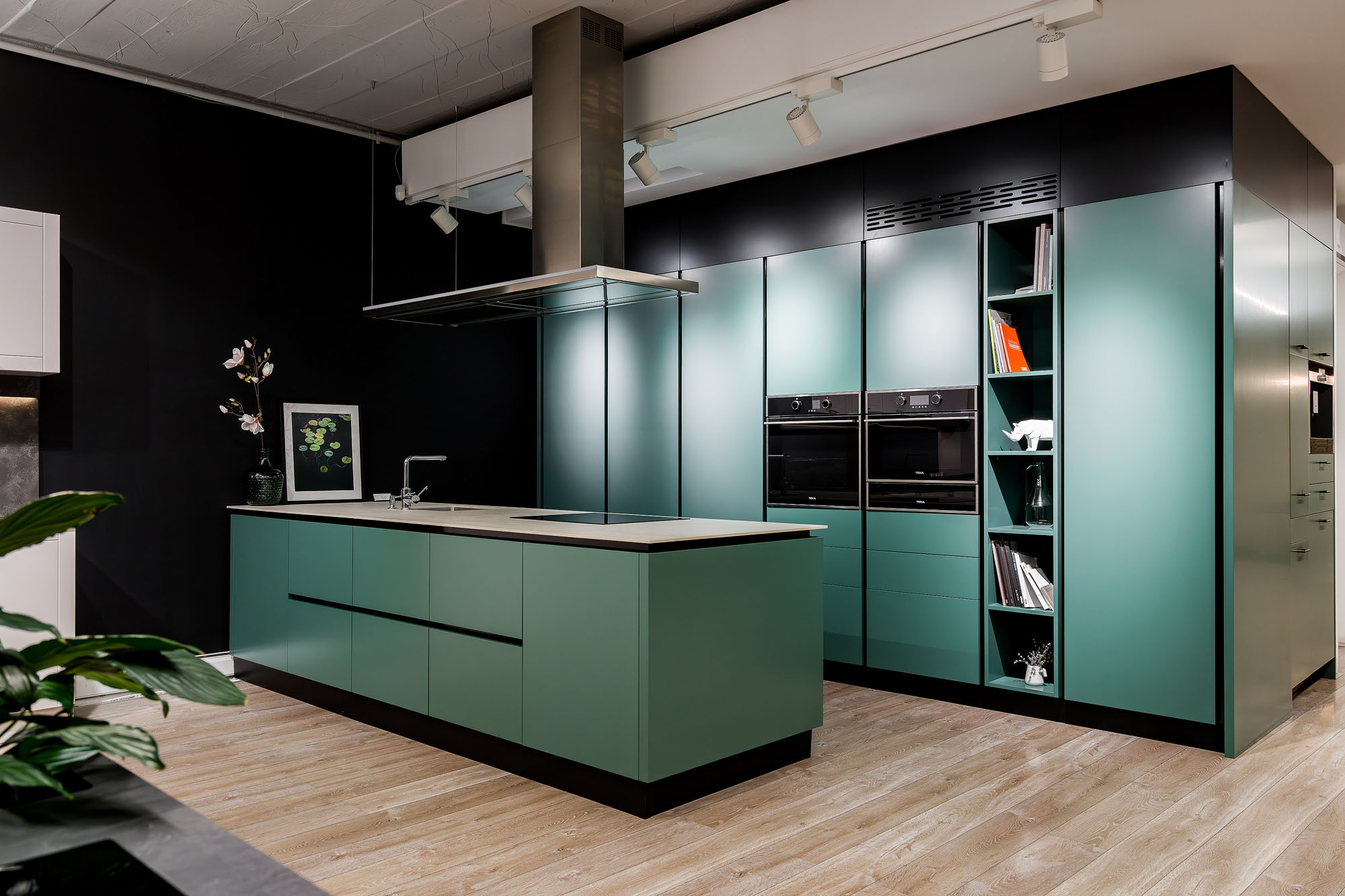 Bucătărie modernă de lux cu coloane și corp deschis – lichidare de stoc showroom