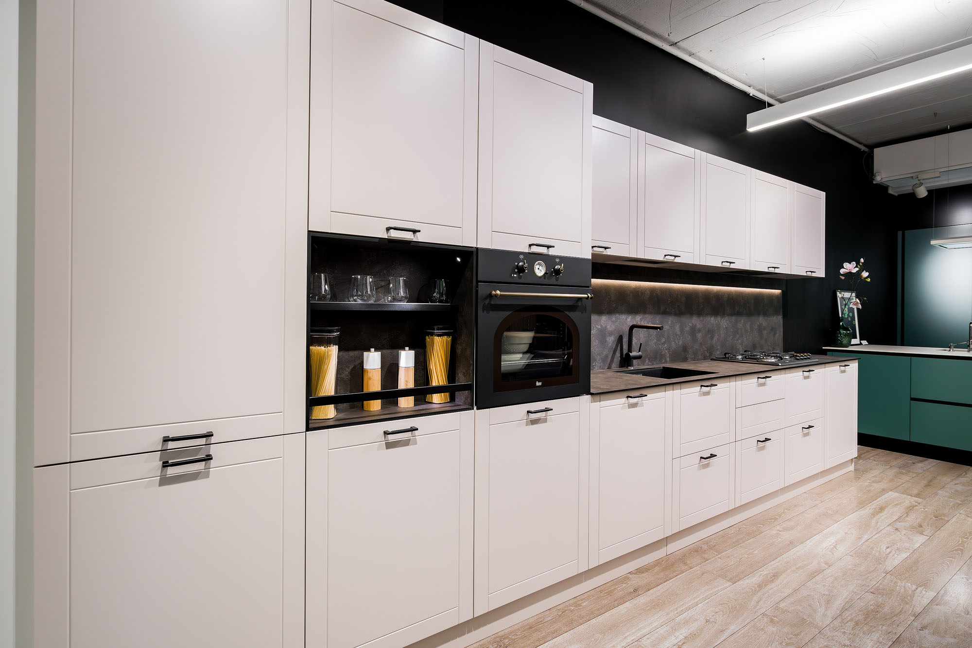 Bucătărie clasică de lux, la lichidare de stoc, cu reducere specială și preț avantajos