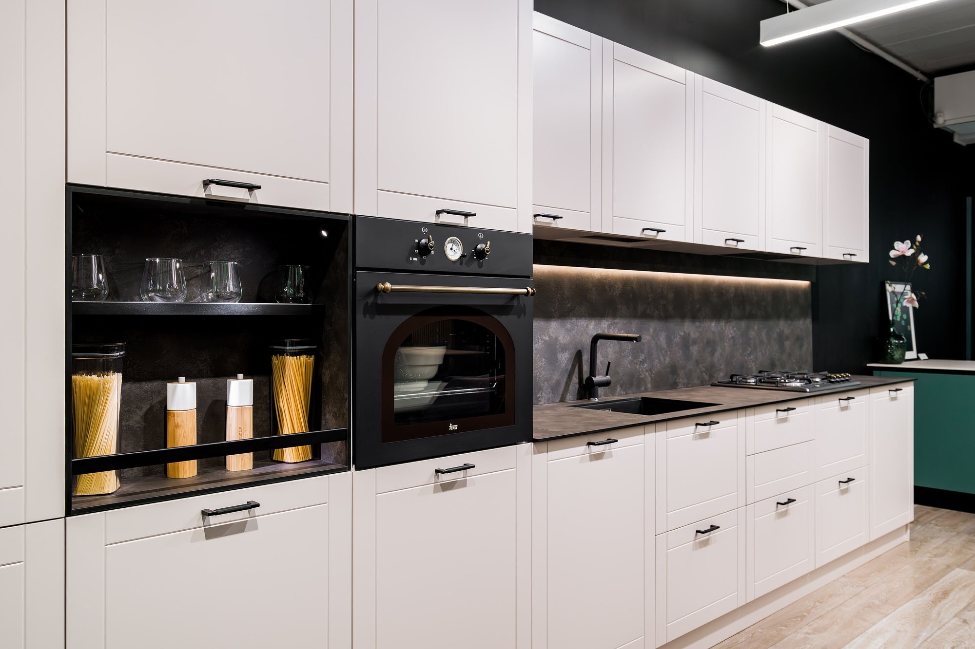 Bucătărie clasică de lux, la lichidare de stoc, cu reducere specială și preț avantajos