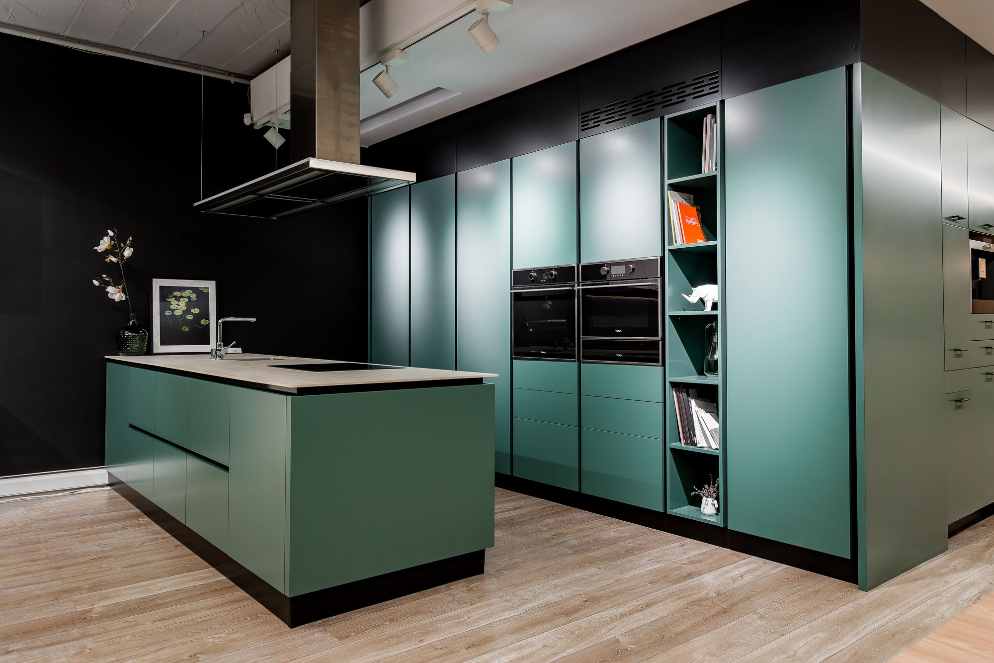 Bucătărie modernă de lux cu coloane și corp deschis – lichidare de stoc showroom