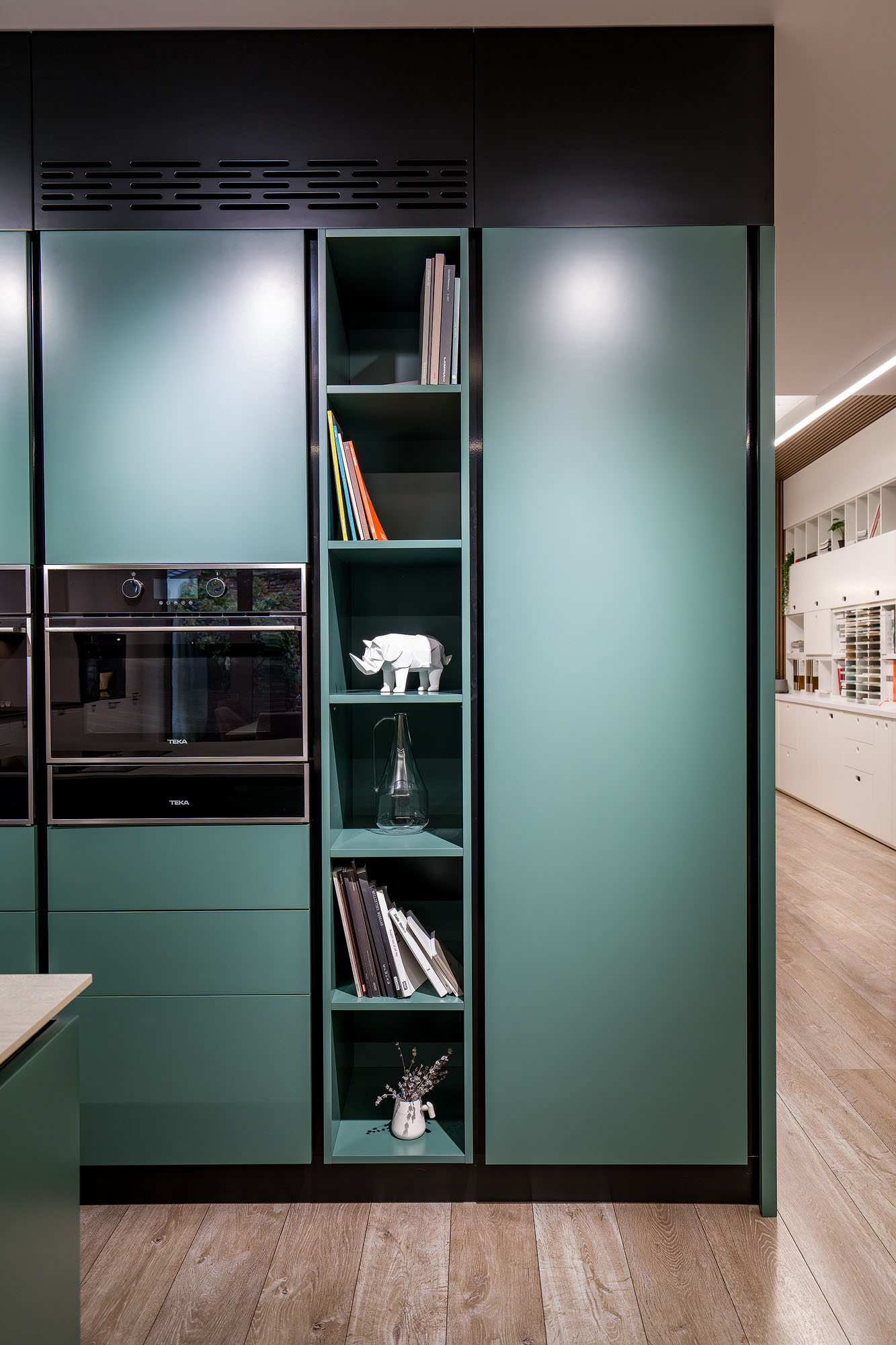 Bucătărie modernă de lux cu coloane și corp deschis – lichidare de stoc showroom