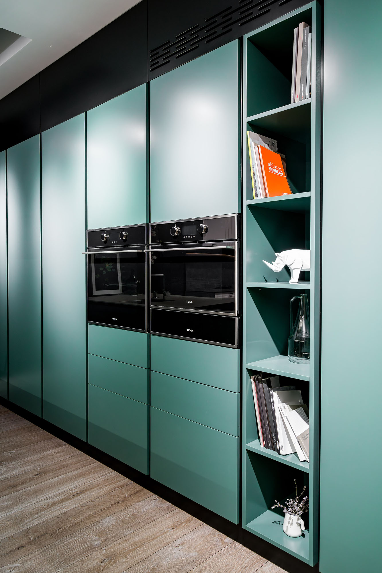 Bucătărie modernă de lux cu coloane și corp deschis – lichidare de stoc showroom