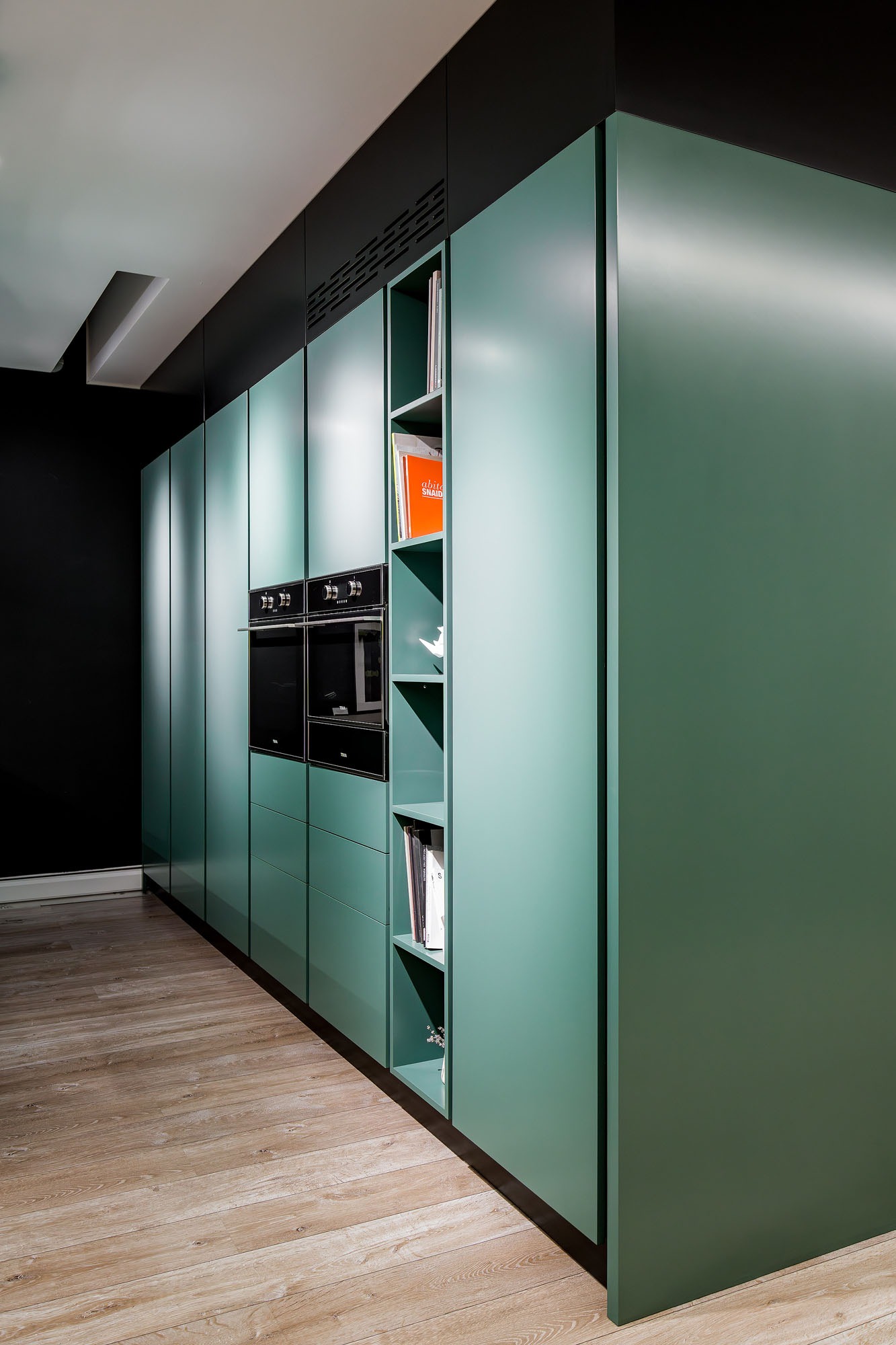 Bucătărie modernă de lux cu coloane și corp deschis – lichidare de stoc showroom