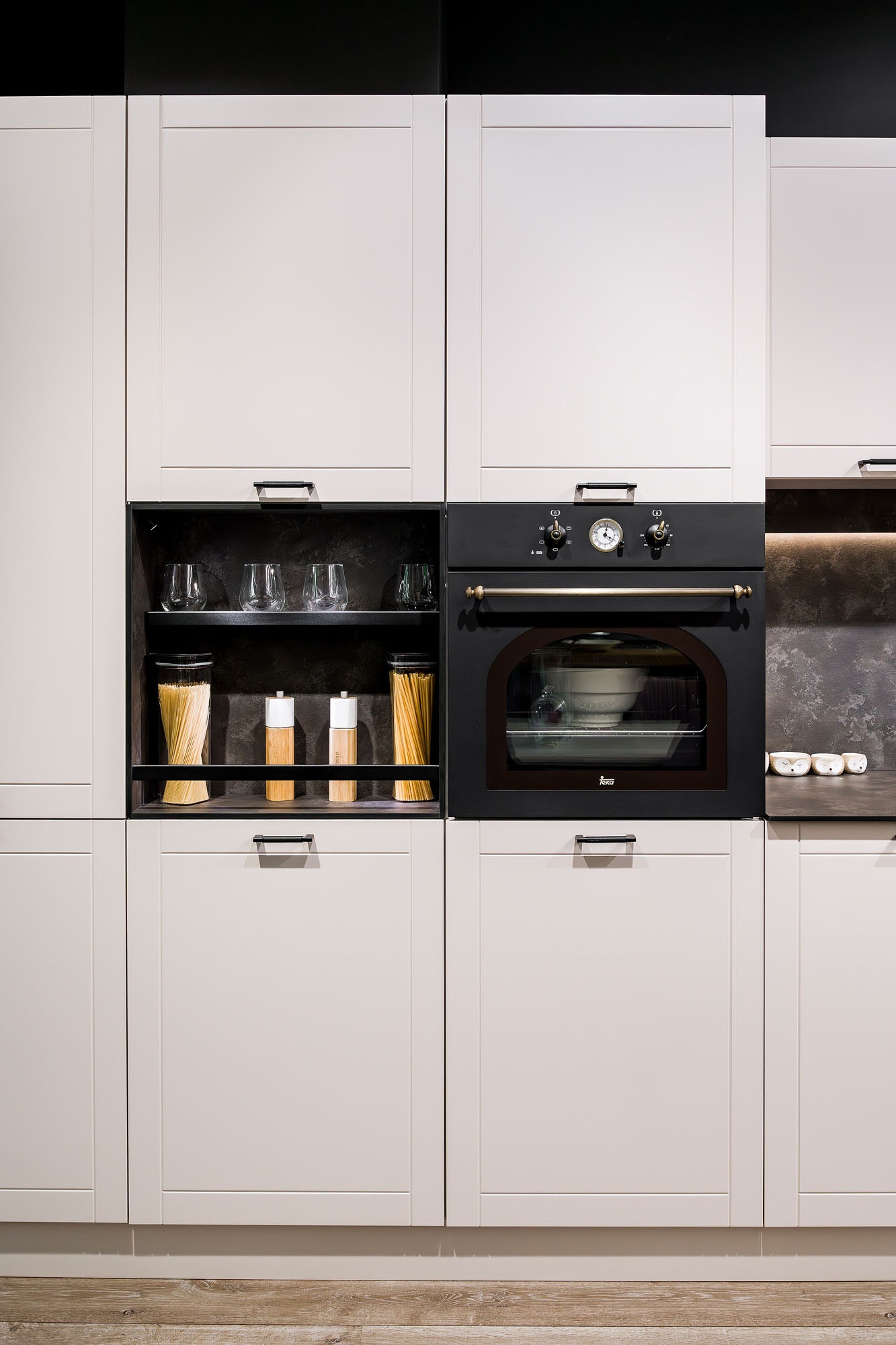 Bucătărie clasică de lux, la lichidare de stoc, cu reducere specială și preț avantajos