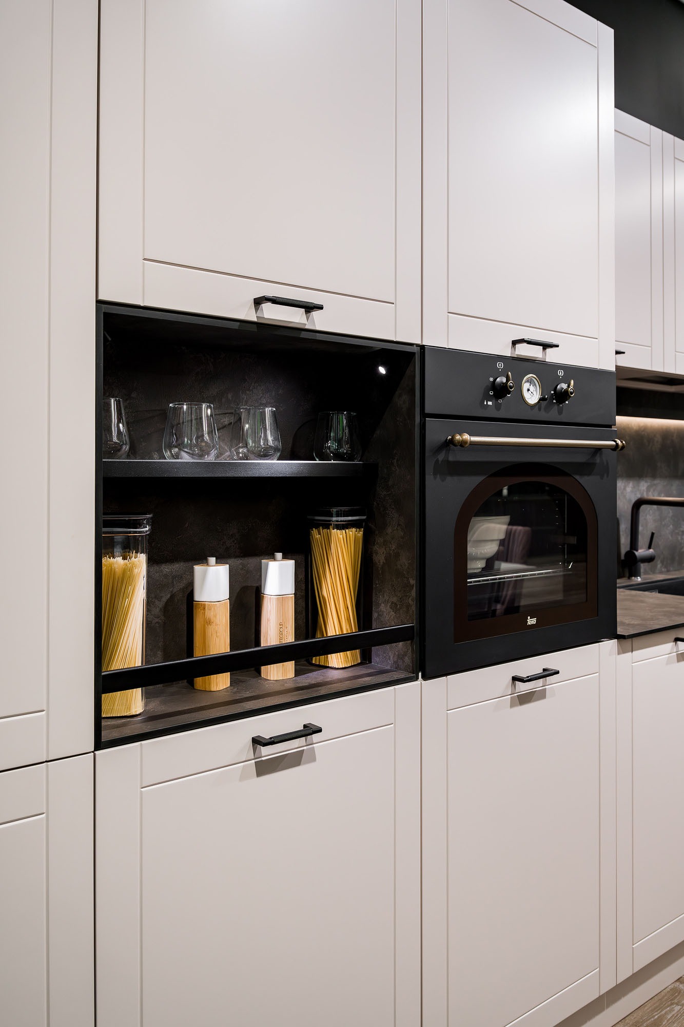 Bucătărie clasică de lux, la lichidare de stoc, cu reducere specială și preț avantajos