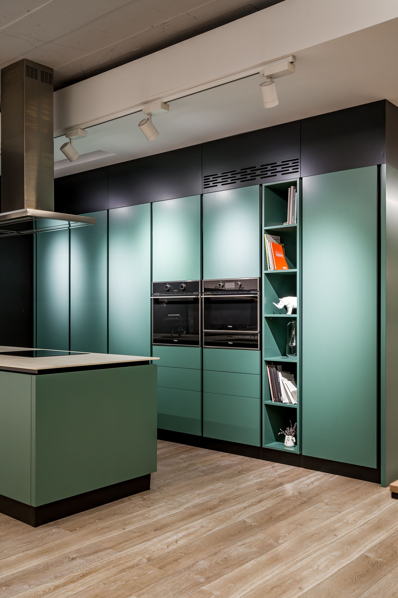 Bucătărie modernă de lux cu coloane și corp deschis – lichidare de stoc showroom