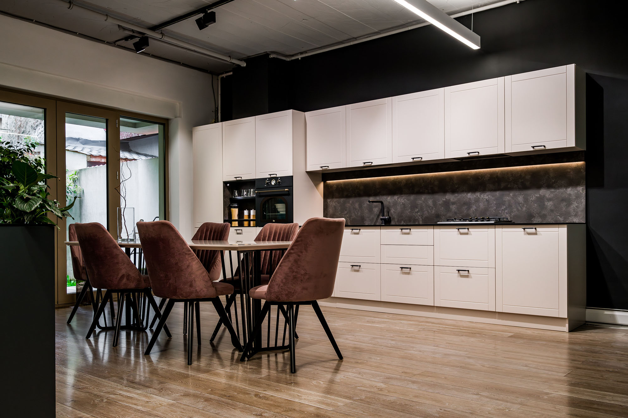 Bucătărie clasică de lux, la lichidare de stoc, cu reducere specială și preț avantajos