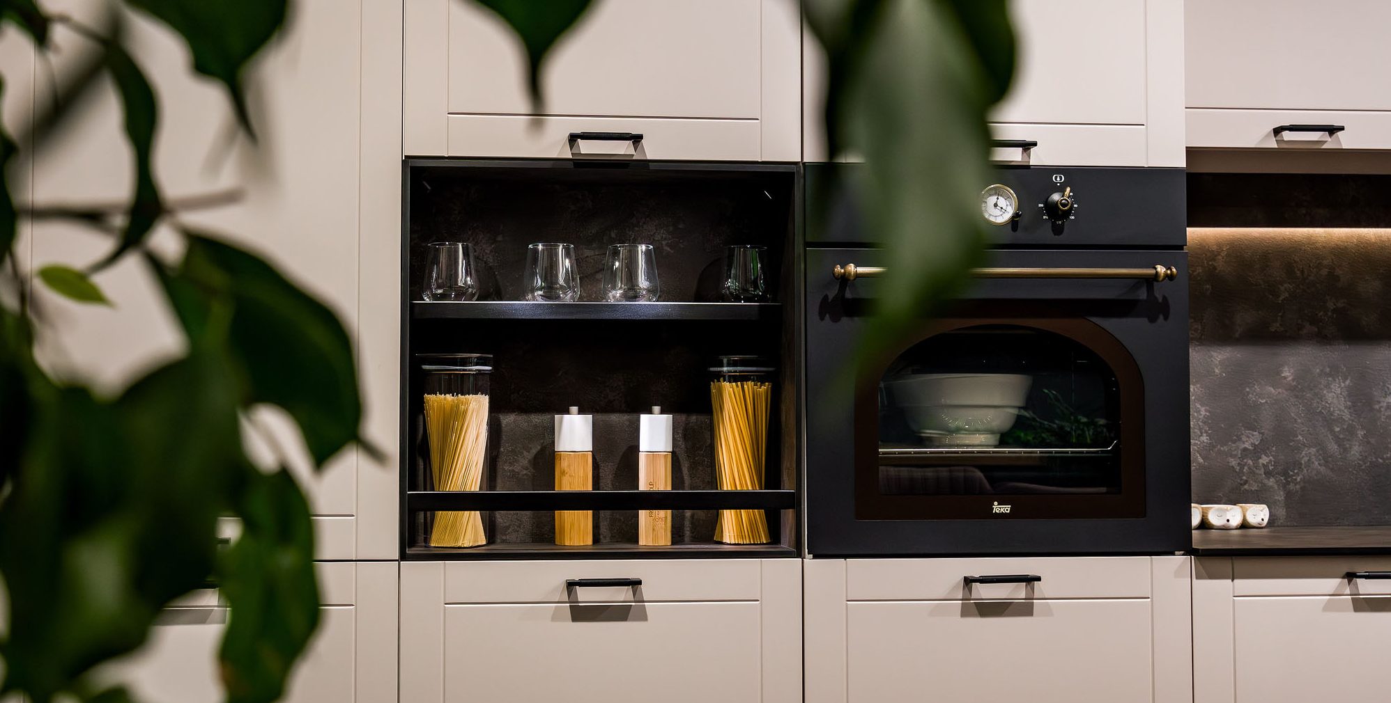 showroom mobilier la comanda mobila bucatarie de lux premium