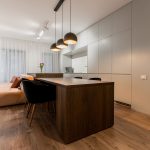 Bucătărie cu design curat, blat din granit și insulă deschisă spre zona de zi OPENSPACE