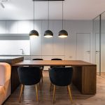 Bucătărie cu design curat, blat din granit și insulă deschisă spre zona de zi OPENSPACE