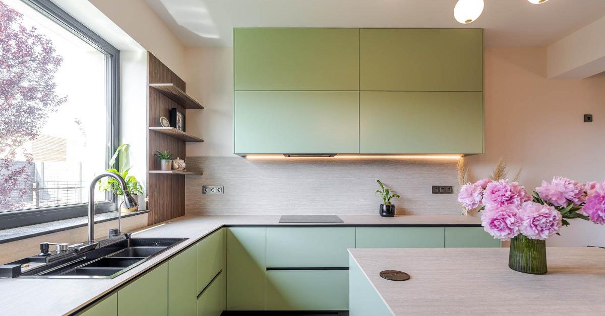 Bucătărie verde Fronte open space, situată la parter, cu insulă centrală și sisteme premium de lux, realizată din materiale durabile, pentru design interior modern și elegant