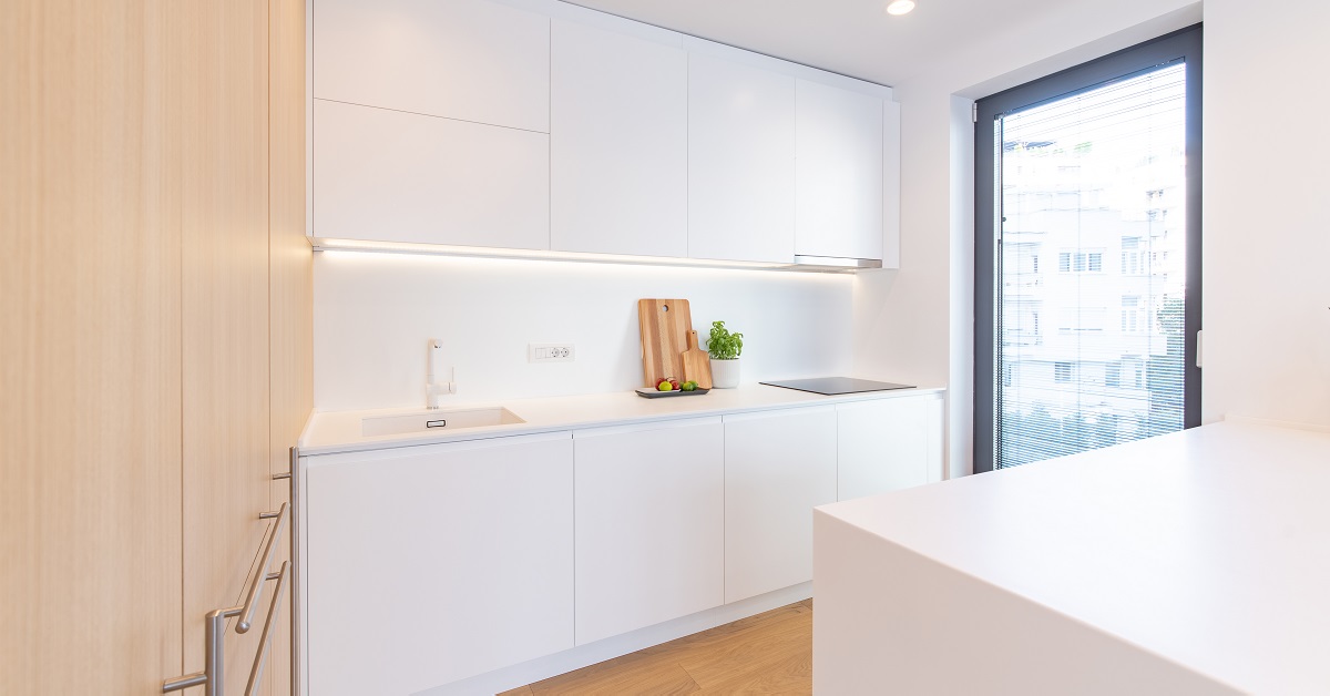 Bucătăriie alba la comanda apartament